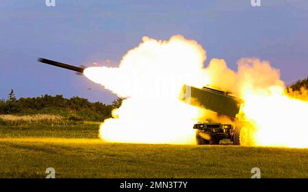 Zwei Übungsfelgen mit reduzierter Reichweite (RRPR), die von einem M142 HIMARS (High Mobility Artillery Rocket System) abgefeuert wurden, das an Baker Battery, 3. Bataillon, 321. Field Artillery Regiment, 18. Fires Brigade angeschlossen ist, fliegen während einer von Lettland geführten kombinierten Militärübung in Liepāja, Lettland, am 27. September 2022, über die Ostsee. Soldaten der 1. Infanterie-Division Artillerie und der 321. FAR arbeiten mit NATO-Verbündeten und regionalen Sicherheitspartnern zusammen, um dem V Corps, dem amerikanischen Vorwärtskorps in Europa, kampfglaubwürdige Streitkräfte zur Verfügung zu stellen. Stockfoto