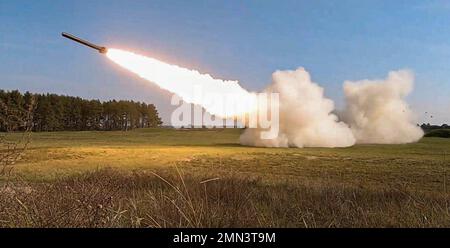 Zwei Übungsfelgen mit reduzierter Reichweite (RRPR), die von einem M142 HIMARS (High Mobility Artillery Rocket System) abgefeuert wurden, das an Baker Battery, 3. Bataillon, 321. Field Artillery Regiment, 18. Fires Brigade angeschlossen ist, fliegen während einer von Lettland geführten kombinierten Militärübung in Liepāja, Lettland, am 27. September 2022, über die Ostsee. Soldaten der 1. Infanterie-Division Artillerie und der 321. FAR arbeiten mit NATO-Verbündeten und regionalen Sicherheitspartnern zusammen, um dem V Corps, dem amerikanischen Vorwärtskorps in Europa, kampfglaubwürdige Streitkräfte zur Verfügung zu stellen. Stockfoto