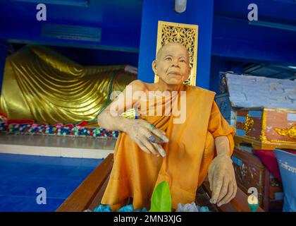 Januar 22 2023 - Chiang Rai Thailand buddhistischer Wachspriester in einem Tempel mit moderner, schöner und seltsamer angewandter Kunst in Chiang Rai, Thailand besuchte b Stockfoto