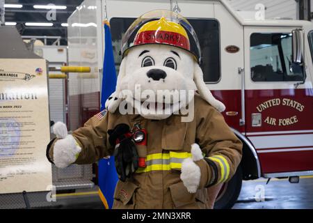 Sparky, der Feuerhund, nimmt an der Unterzeichnung einer Feuerschutzproklamation für die Feuerschutzwoche bei der Royal Air Force Mildenhall, England, am 27. September 2022 Teil. Sparky, der Feuerhund, ist ein Dalmatiner, der seit 1951 das offizielle Maskottchen der „National Fire Protection Association“ ist, einer US-Organisation, die für die Erstellung und Aufrechterhaltung von Mindeststandards und Anforderungen für Brandschutz, Unterdrückungsschulung und Ausrüstung verantwortlich ist. Stockfoto