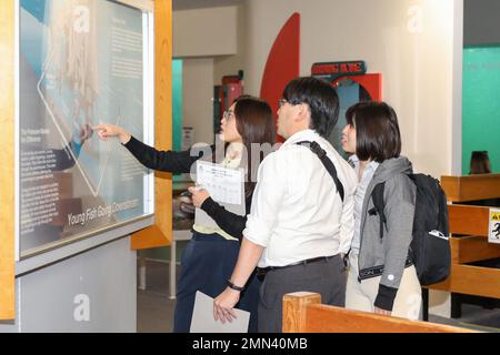 Am 26. September besuchten Mitglieder einer japanischen Delegation das Bonneville Dam Visitor Center und trafen sich mit Fachleuten des Coastal and Hydraulics Research Laboratory, USA Army Corps of Engineers (USACE) im Rahmen eines Technologieaustauschs. Die japanischen Besucher repräsentierten verschiedene Organisationen, darunter das Ministerium für Land, Infrastruktur, Verkehr und Tourismus, das Institut für Landtechnik, River Engineering, Water and Disaster Management Bureau und die Water Resources Policy Group. USACE ist die weltweit führende öffentliche Ingenieurorganisation, die ihr Know-how bereitstellt Stockfoto