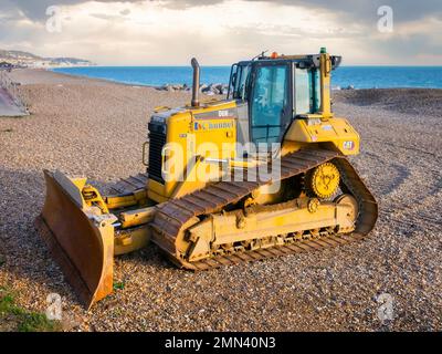 Caterpillar-Bulldozer D6N LGP zur Wiederauffüllung der Seeabwehr am Hythe Beach Stockfoto