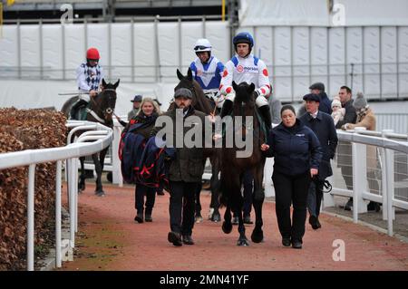 Rennen sechs. Die Paddy Power Cotswold Chase. Protektorat geritten von Harry Skelton vor Frodon geritten von Bryony Frost mit Dusart geritten von James Bow Stockfoto