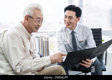 Ältere Männer mit einem Finanzberater Stockfoto