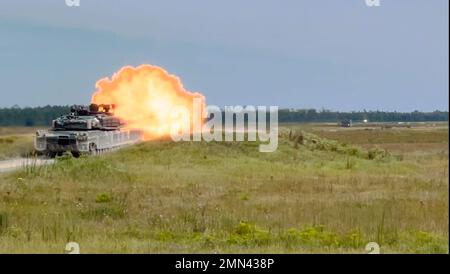 Ein modernisierter M1A2 SEPv3 Abrams-Panzer, der Alpha Company, dem 2. Bataillon, dem 69. Rüstungsregiment, dem 2. Kampfteam der Panzerbrigade zugeteilt wurde, feuert am letzten Tag der Schulung für Betreiber neuer Ausrüstung in Tabelle VI, die die Modernisierung der Spartanischen Brigade, 2. ABCT, 3. Infanteriedivision, in Fort Stewart, Georgia, zum Abschluss bringen wird. September 27, 2022. Die Spartanische Brigade ist die erste Brigade der Armee, die die Modernisierung gemäß dem neuen ReARMM (Regional Alignated Readiness and Modernization Model) der Armee abgeschlossen hat, und befindet sich auf einem Gleitweg, um eine Rotation im Nationalen Ausbildungszentrum in Fort Irwin durchzuführen. Stockfoto