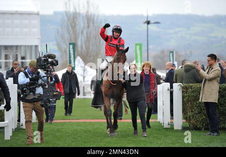 Rennen sechs. Die Paddy Power Cotswold Chase. Rennsieger Ahoy Senor Ridted by Derek Fox nimmt am Pferderennen des Siegers bei Cheltenham Race Teil Stockfoto