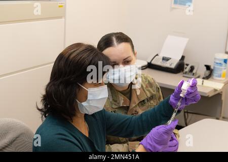 Dr. Lei Zhu und Maj. Kelly Ray, Walter Reed Army Institute of Research, Clinical Trials Center, Forschungskoordinatoren bereiten Proben vor der Forschungsstudie RV575, 27. September 2022, vor. Im Oktober wird das US-Militärforschungsprogramm für HIV die Phase-1-Studie starten, in der verschiedene Dosen des neuartigen Adjuvans ALFQ der Armee in einem HIV-Impfstoffkandidaten untersucht werden, um die optimale adjuvante Dosierung zu bestimmen. Stockfoto