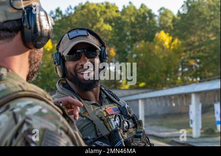 Mark Bechtel, Teammitglied der Sonderwaffen- und Taktiken der Polizeibehörde von Myrtle Beach, diskutiert während des SWAT-Gipfels 2022 in der South Carolina Criminal Justice Academy, Columbia, South Carolina, am 27. September 2022, mit dem Spezialagenten des Federal Bureau of Investigation (FBI), Craig Funderburk, über Schusswaffenbohrtechniken. Das SWAT-Team des Columbia Federal Bureau of Investigation (FBI) veranstaltet den diesjährigen Gipfel und teilt seine Techniken in den Bereichen Close Quarter Combat (CQB), Missionsplanung, Taktik und Range-Übungen mit den Partnerabteilungen. Stockfoto