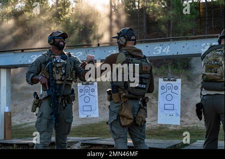 Mark Bechtel und Tyler Struckus, Mitglieder des SWAT-Teams (Special Weapons and Tactics) der Polizeibehörde von Myrtle Beach, feiern, nachdem sie während des SWAT-Gipfels 2022 an der South Carolina Criminal Justice Academy, Columbia, South Carolina, am 27. September 2022 eine fortgeschrittene Schusswaffenübung absolviert haben. Das SWAT-Team des Columbia Federal Bureau of Investigation (FBI) veranstaltet den diesjährigen Gipfel und teilt seine Techniken in den Bereichen Close Quarter Combat (CQB), Missionsplanung, Taktik und Range-Übungen mit den Partnerabteilungen. Stockfoto