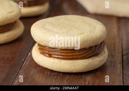 Argentinische Alfajores aus Maisstärke gefüllt mit Dulce de leche. Stockfoto