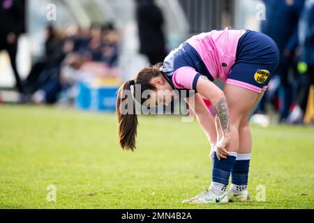 Sophie Manzi (9 Dulwich Hamlet) zieht ihre Socken hoch Stockfoto