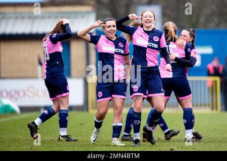 Sophie Manzi und Ceylon Hickman vom Dulwich Hamlet FC Women zollen Marcus Rashford als Tribut für ihre Treffer Stockfoto