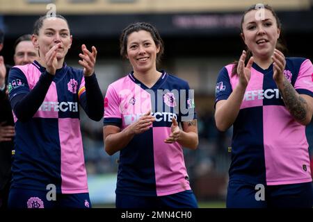 Captain Brit Saylor, Lucy Monkman und Sophie Manzi vom Dulwich Hamlet FC Women applaudieren der Menge nach einem Sieg gegen Ebbsfleet united. Stockfoto