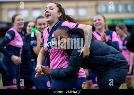 Sophie Manzi und Chana Hinds vom Dulwich Hamlet FC Women nach einem Sieg über Ebbsfleet Stockfoto