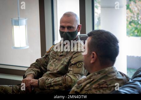 Der Generalmajor Wendul Hagler II., stellvertretender Generalkommandant der US-Armee, traf sich mit Führern der libanesischen Armee während eines wichtigen Führungseingriffs in der Patton Hall am 28. September. Während des Besuchs erhielt die Delegation eine Führung durch die Patton Hall und traf sich mit führenden Persönlichkeiten, um Partnerschaften und Interoperabilität zu diskutieren. Stockfoto