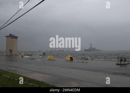 MAYPORT, Florida (Sept 28, 2022) - die USS Jason Dunham (DDG 109) bleibt vor dem Anlegeplatz des Unwetters durch den Unwetter Ian an der Naval Station Mayport, Florida, am 28. September 2022. Jason Dunham ist eines von sechs Schiffen, die aufgrund der planmäßigen Wartungverfügbarkeit bei starkem Wetter festgemacht werden. Stockfoto