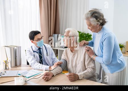 Älteres Paar und Hausarzt Stockfoto