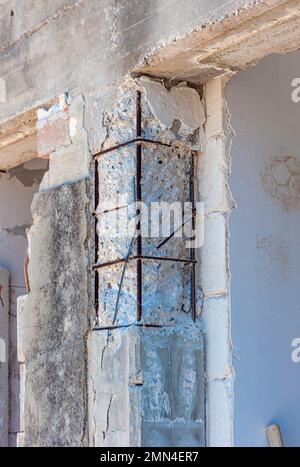 Stahlbetonsäule, bereit für die Bewehrung mit Verfugung von Bewehrungsstäben mit Epoxidharz Stockfoto