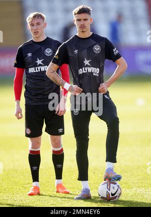 Brentfords Romeo Beckham wärmt sich vor dem Premier League Cup-Spiel im Lamex Stadium in Stevenage auf. Foto: Montag, 30. Januar 2023. Stockfoto