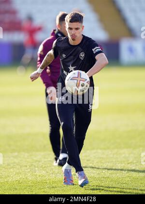 Brentfords Romeo Beckham wärmt sich vor dem Premier League Cup-Spiel im Lamex Stadium in Stevenage auf. Foto: Montag, 30. Januar 2023. Stockfoto