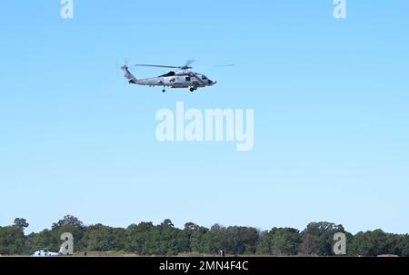 28 MH-60R Seahawk Helicopters, zugewiesen an den Kommandanten des Hubschrauber-Seestreikflügels Atlantic, führen Hurrevac auf der Maxwell Air Force Base, Alabama, am 28. September 2022 aus. Die Einheiten kamen von der Naval Air Station Jacksonville und der Naval Station Mayport aus, um sich auf den Landfall durch den Sturzprefall durch den Sturzflugkanat Ian vorzubereiten. Stockfoto