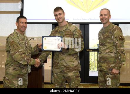 Geben wir den Mitarbeitern Sgt. Seth Kersey von der 338. Training Squadron ein Ruf, dass er während des Mitarbeitertreffens in dieser Woche zum Krieger der Woche gewählt wurde! Kersey war kürzlich an der Gestaltung der neuesten Iteration des FAB-T-Kurses beteiligt. Seine Liebe zum Detail hat zu einer Zunahme der vor Ort angeforderten Lernthemen für den einzigen $4-Milliarden-Kurs zur Netzwerkwartung des Dods FAB-T NC3 geführt. Er testete, modifizierte und implementierte neue Laborverfahren, mit denen jährlich bis zu 132 gemeinsame Servicestudenten unterrichtet werden. Darüber hinaus haben mir seine Bemühungen als FAB-T-Sachexperte geholfen Stockfoto