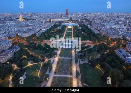 Frankreich, Paris, Panoramablick auf Paris bei Nacht vom Eiffelturm über dem Champ de Mars Photo © Fabio Mazzarella/Sintesi/Alamy Stock Photo *** Lokal Stockfoto