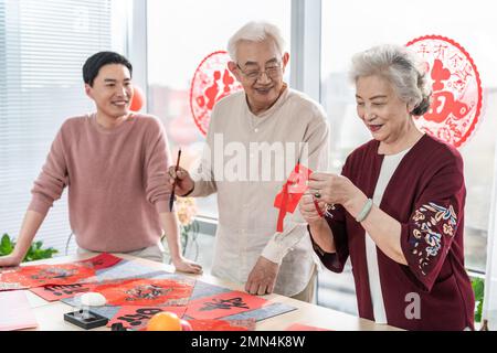 Happy Three Writing Pinsel Calligraphy zu Hause Stockfoto