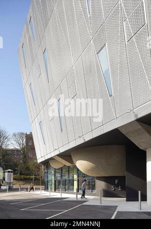 Blick in Richtung Eingang des Skateparks mit Aluminiumgitterverkleidung. F51 Skatepark, Folkestone, Vereinigtes Königreich. Architekt: Hollaway Studio, 2022. Stockfoto