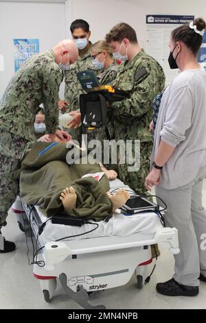 Korpsmänner üben ihre HLW- und AED-Fähigkeiten mit einer Trainingspuppe während der wöchentlichen Trainingsstunden in der Naval Health Clinic Patuxent River am 28. September 2022 unter der Leitung der Krankenschwesterpädagogin Kathy Keister. Als Trainingsbefehl sind diese Übungen wichtig, um sicherzustellen, dass das Personal Patienten mit ausgezeichneter Betreuung, so dass sie medizinisch bereit sind, unsere Nation zu verteidigen. Sie vermittelt ihnen auch die Fähigkeiten, die sie benötigen, um unsere Truppen heute, morgen und in künftigen Kämpfen medizinisch zu versorgen. Navy Medicine (BUMED), Navy Medicine East, Navy Medicine Education, Training & Combat Readiness, Training & Development, Stockfoto