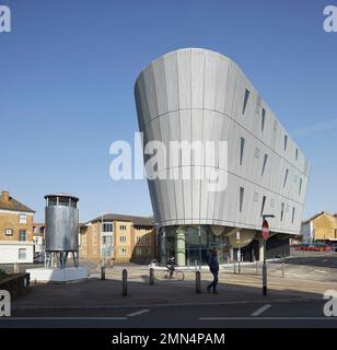 Blick auf die Straße in Richtung Skatepark mit Aluminiumgitterverkleidung. F51 Skatepark, Folkestone, Vereinigtes Königreich. Architekt: Hollaway Studio, 2022. Stockfoto