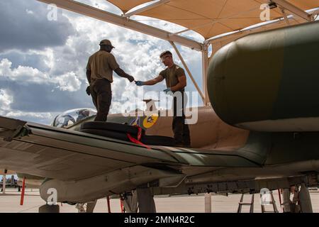 Der Senior Airman Torrey Decuir und der Senior Airman Caleb Spencer, Leiter Der A-10C Thunderbolt II-Demonstrationsteams, führen Wartungsarbeiten an einem A-10 Thunderbolt II auf der Davis-Monthan Air Force Base, Arizona, am 28. September 2022 durch. Das A-10-Demonstrationsteam reist durch das Land zu verschiedenen Airshows, um die Fähigkeiten der A-10 und ihrer Airmen sowie ihre Beiträge zur Mission der Luftwaffe und zur nationalen Sicherheit zu demonstrieren. Stockfoto