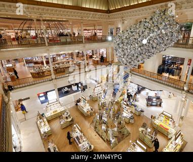 LE BON MARCHE HEISST SANGAM WILLKOMMEN, WOHNGEGENSTÄNDE VON SUBODH GUPTA Stockfoto