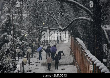 Srinagar, Indien. 30. Januar 2023. Die Bewohner von Srinagar spazieren entlang der schneebedeckten Straße während des Schneefalls. Das Kaschmir-Tal war von der Außenwelt abgeschnitten, alle Flüge zum und vom Flughafen Srinagar wurden gestrichen und die Nationalautobahn wurde wegen starkem Schneefall am Montagmorgen gesperrt. Kredit: SOPA Images Limited/Alamy Live News Stockfoto