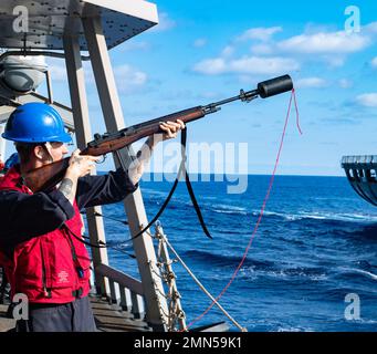 PHILIPPINE SEA (29. Sept. 2022) Gunner's Mate 2. Class Jakob Morgan aus Rossville, Georgia, bereitet sich auf den Abwurf einer Schusslinie an Bord der Arleigh-Burke-Klasse vor, der geführten Raketenzerstörerin USS Milius (DDG 69) während einer Wiederauffüllung auf See mit Henry J. Kaiser-Klasse, die während des Betriebs auf den Philippinen einen Wiederauffüllungsanhänger USNS Rappahannock (Sea, T-AO-204) abfeuert. September 29. Milius ist dem Befehlshaber, der Task Force 71/Destroyer Squadron (DESRON) 15, der größten nach vorn eingesetzten DESRON der Marine und der Hauptstreitkräfte der US-7.-Flotte zugewiesen. Stockfoto