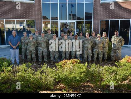 Das Instructor Certification Program Class 22-6 schloss am 30. September 2022 auf der McGhee Tyson Air National Guard Base in East Tennessee ab. Während dieses Kurses entwickeln die Teilnehmer zwei Unterrichtspläne, bringen sie einer Gruppe ihrer Kollegen bei und erhalten objektives Feedback zu ihren Stärken und Schwächen. ANG,Bildung,ICP,TEC,Airmen, Stockfoto