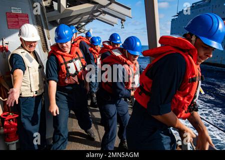 PHILIPPINE SEA (29. September 2022) Seeleute an Bord der Arleigh-Burke-Klasse, der geführten Raketenzerstörer USS Milius (DDG 69), führen während ihres Betriebs in der Philippinen See am 29. September eine Wiederauffüllung auf See mit Henry J. Kaiser-Klasse durch, die einen Nachfüllöler USNS Rappahannock (T-AO-204) durchführt. Milius ist dem Befehlshaber, der Task Force 71/Destroyer Squadron (DESRON) 15, der größten nach vorn eingesetzten DESRON der Marine und der Hauptstreitkräfte der US-7.-Flotte zugewiesen. Stockfoto