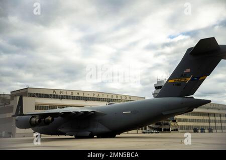 EIN US-AMERIKANISCHER Air Force C-17 Globemaster III Flugzeug zugewiesen zum 437. Airlift Wing von Joint Base Charleston, South Carolina, Taxis nach vorübergehendem Umzug zum Wright-Patterson Air Force Base, Ohio, während Hurrikan Ian am 28. September 2022. Die 88. Air Base Wing Airmen leisteten Kraft durch Unterstützung, als Flugzeuge und Flugbesatzungen der vom Hurrikan betroffenen Anlagen auf der Suche nach Sicherheit eintrafen. Stockfoto