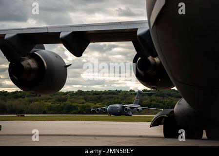 EIN US-AMERIKANISCHER Air Force C-17 Globemaster III Flugzeug zugewiesen zum 437. Airlift Wing von Joint Base Charleston, South Carolina, Taxis nach vorübergehendem Umzug zum Wright-Patterson Air Force Base, Ohio, während Hurrikan Ian am 28. September 2022. Die 88. Air Base Wing Airmen leisteten Kraft durch Unterstützung, als Flugzeuge und Flugbesatzungen der vom Hurrikan betroffenen Anlagen auf der Suche nach Sicherheit eintrafen. Stockfoto