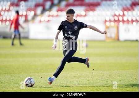 Brentfords Romeo Beckham wärmt sich vor dem Premier League Cup-Spiel im Lamex Stadium in Stevenage auf. Foto: Montag, 30. Januar 2023. Stockfoto