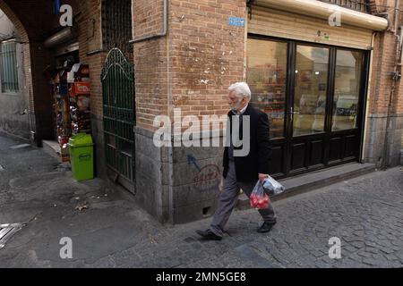 Teheran, Teheran, Iran. 29. Januar 2023. Ein älterer iranischer Mann geht am 29. Januar 2023 auf dem Shapour Bazaar (Markt) im Süden Teherans, Iran, spazieren. Seit Mitte September ist der Iran von Protesten gegen die Regierung erschüttert, die durch den Tod einer Frau ausgelöst wurden, die von der Moralpolizei des Landes inhaftiert wurde. Die Demonstrationen eskalierten schnell zu Forderungen nach einem Ende von mehr als vier Jahrzehnten der Geistlichen Herrschaft des Landes. (Kreditbild: © RouzbritFouladi/ZUMA Press Wire) NUR REDAKTIONELLE VERWENDUNG! Nicht für den kommerziellen GEBRAUCH! Stockfoto