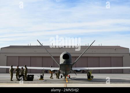 Flugzeuge des 319. Aircraft Maintenance Squadron führen während der Bereitschaftsübung Validation Global Griffin 09-22 auf dem Luftwaffenstützpunkt Grand Forks, North Dakota, eine Wartungskontrolle an einem RQ-4 Global Hawk Block 40 nach dem Flug durch. 28. September 2022. Die Mission des Global Hawk besteht darin, ein breites Spektrum an nachrichtendienstlichen Fähigkeiten, Überwachungs- und Aufklärungskapazitäten bereitzustellen, um die gemeinsamen Kombattantruppen bei weltweiten Operationen in Friedens-, Eventualfall- und Kriegszeiten zu unterstützen. Stockfoto