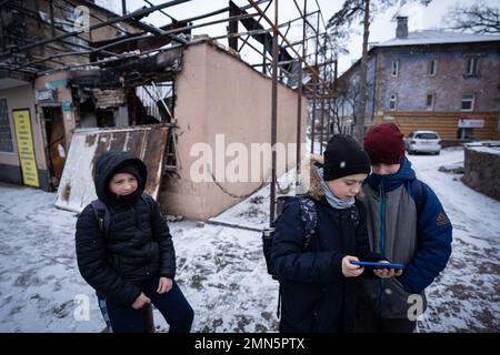 Kiew, Ukraine. 29. Januar 2023. Am 29. Januar 2023 spielen junge Jungen mit einer elektronischen Handkonsole am Stadtrand von Kiew, Ukraine. Irpin, Bucha und Hostomel. Russische Streitkräfte sind am 24. Februar 2022 in das ukrainische Hoheitsgebiet eingedrungen. (Foto: Kish Kim/Sipa USA) Guthaben: SIPA USA/Alamy Live News Stockfoto