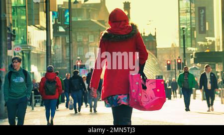 Glasgow, Schottland, Vereinigtes Königreich 29.t. Januar 2023. UK Weather: Die Buchanan Street an der shopping.capital von Schottland ist eine sonnige Meile mit kalter und nasser Säge. Credit Gerard Ferry/Alamy Live News Stockfoto