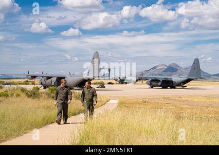 USA Oberstleutnant Alan Kerkaert, Ausbilderpilot beim Advanced Airlift Tactics Training Center, geht mit einem Mitglied der Luftwaffe, das dem 40. Geschwader der Royal New Zealand Air Force zugewiesen ist, von der Fluglinie in Fort Huachuca, Arizona, 28. September 2022. Die neuseeländische Flugcrew nahm an dem 2-wöchigen Kurs der Flugbesatzung für Fortgeschrittene Teil. Seit 1983 bietet das Ausbildungszentrum fortgeschrittene taktische Schulungen für Flugzeugbesatzungen der Luftwaffe National Guard, Air Force Reserve Command, Air Mobility Command, USA Marinekorps und 17 alliierte Nationen. Stockfoto