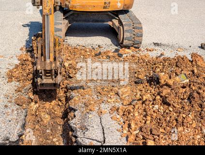 Nahaufnahme von einem schweren Baugewerbe bagger Maschine zerkleinern Steine in einer Baustelle Stockfoto