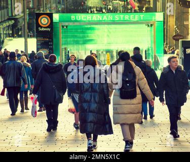 Glasgow, Schottland, Vereinigtes Königreich 29.t. Januar 2023. UK Weather: Die Buchanan Street an der shopping.capital von Schottland ist eine sonnige Meile mit kalter und nasser Säge. Credit Gerard Ferry/Alamy Live News Stockfoto