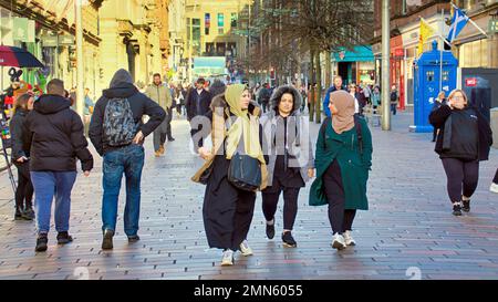 Glasgow, Schottland, Vereinigtes Königreich 29.t. Januar 2023. UK Weather: Die Buchanan Street an der shopping.capital von Schottland ist eine sonnige Meile mit kalter und nasser Säge. Credit Gerard Ferry/Alamy Live News Stockfoto