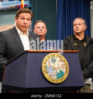 Tallahassee, FL, 29. September 2022 - Gouverneur von Florida, Ron DeSantis, gibt eine Briefing über die neuesten Nachrichten von dem US-Präsidenten Ian. Robert Kaufmann/FEMA Stockfoto