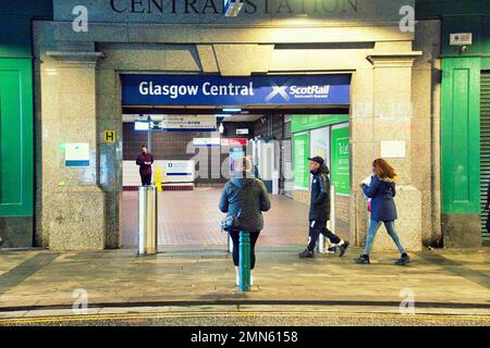 Glasgow, Schottland, Vereinigtes Königreich 29.t. Januar 2023. UK Weather: Kalt- und nassgesägte sonnige Meile als Eingang zum Hauptbahnhof unter dem Schirm der Highlanders auf der argyle Street bietet Schutz vor Regen für einen Reisenden. Credit Gerard Ferry/Alamy Live News Stockfoto